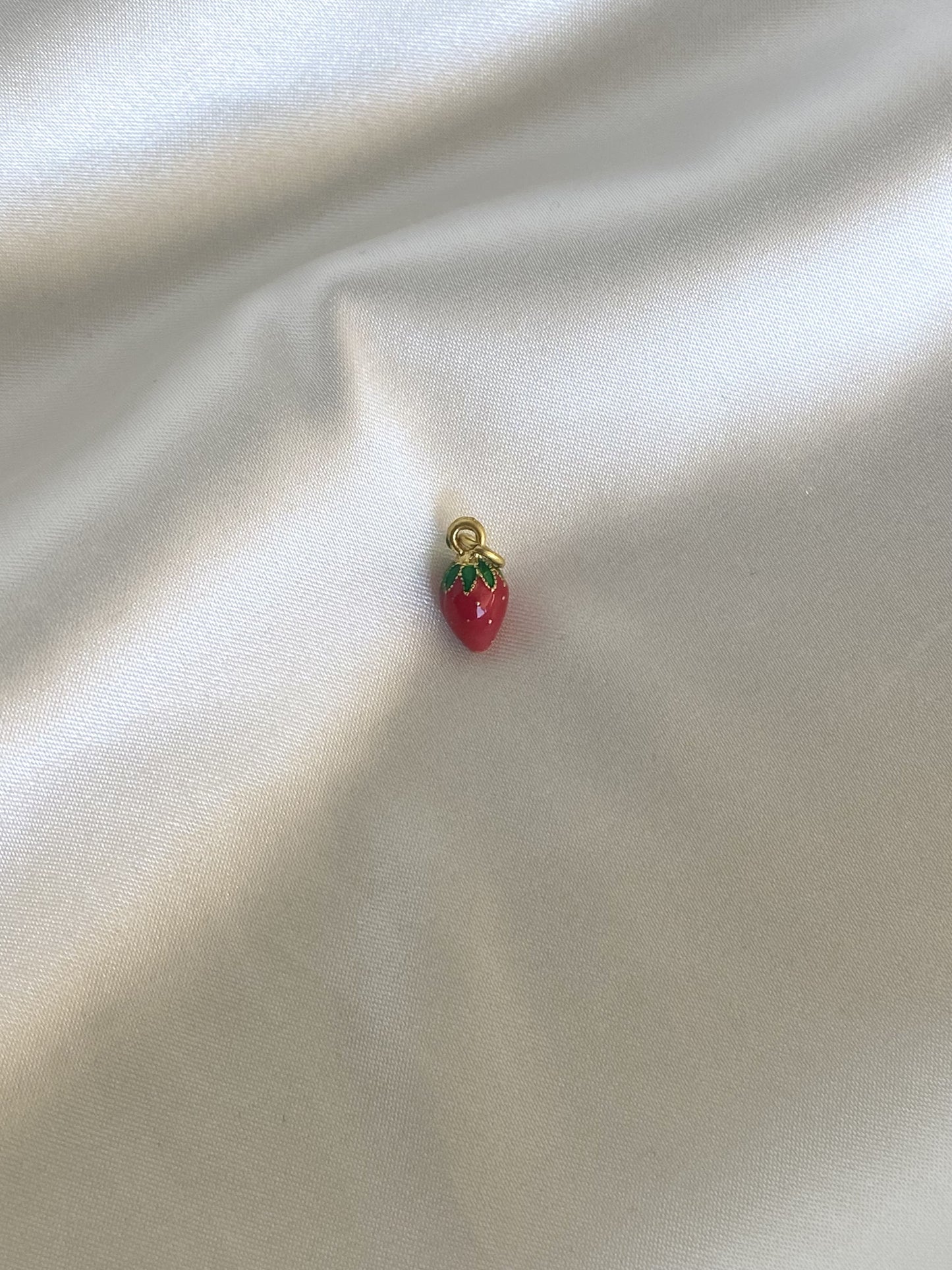 93| Charm en émail
