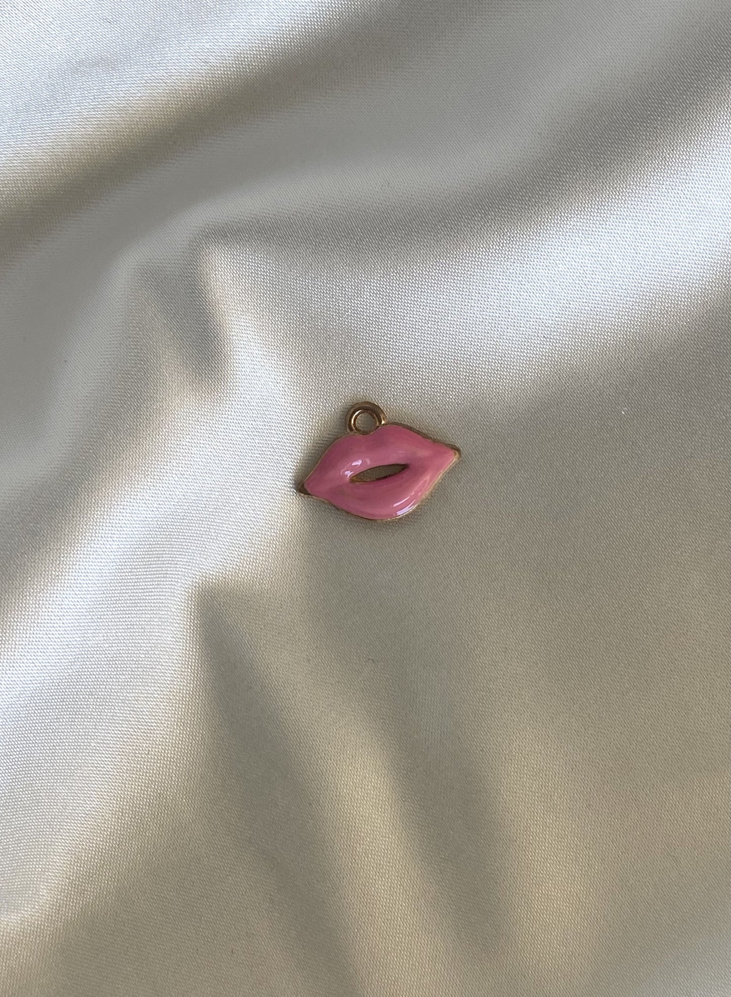 96| Charm en émail