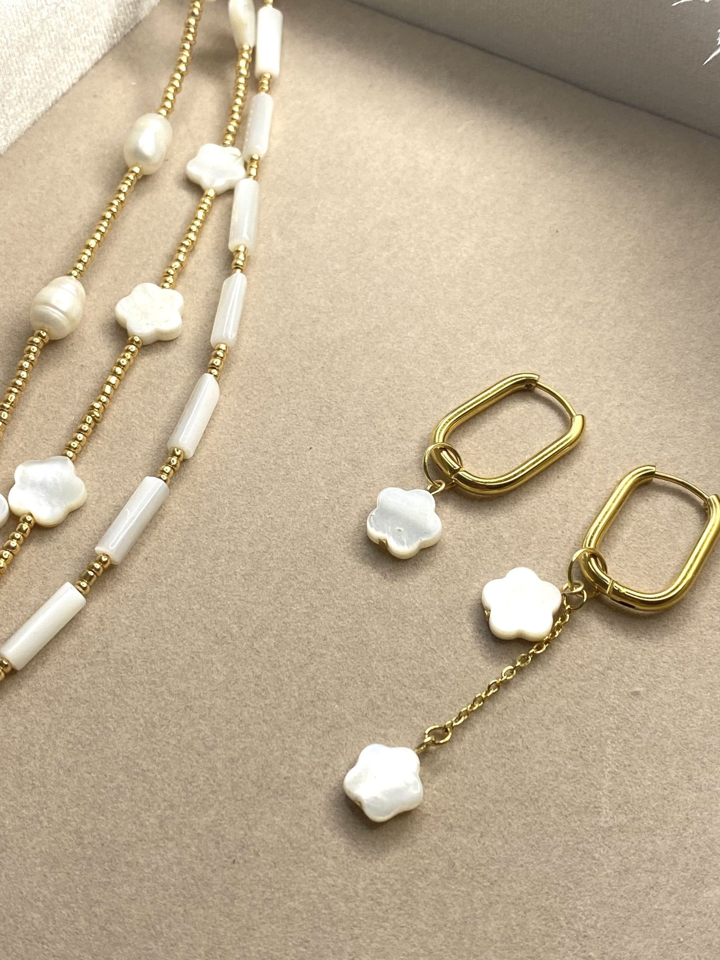 CLOVER | Boucles d'oreilles en perles naturelles et acier inoxydable